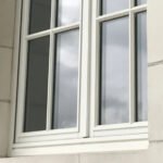 Ventana de madera clásica