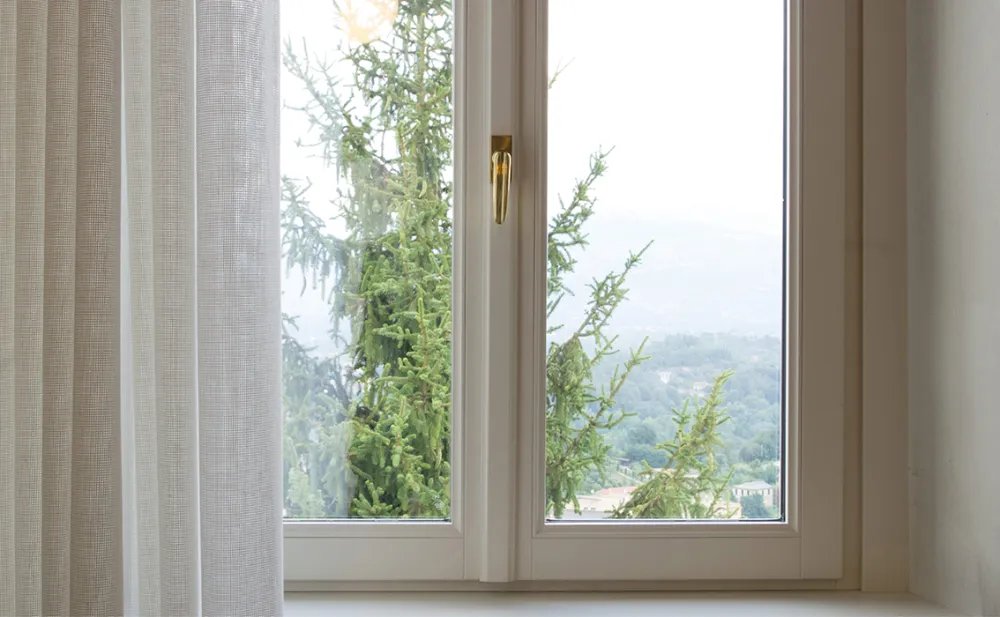 Ventana de madera clásica