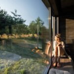 Señora mirando por puerta corredera