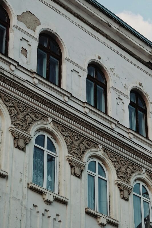 exige un edificio histórico a una ventana