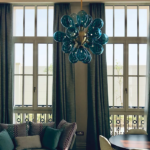 lampara moderna y ventanas Clásicas